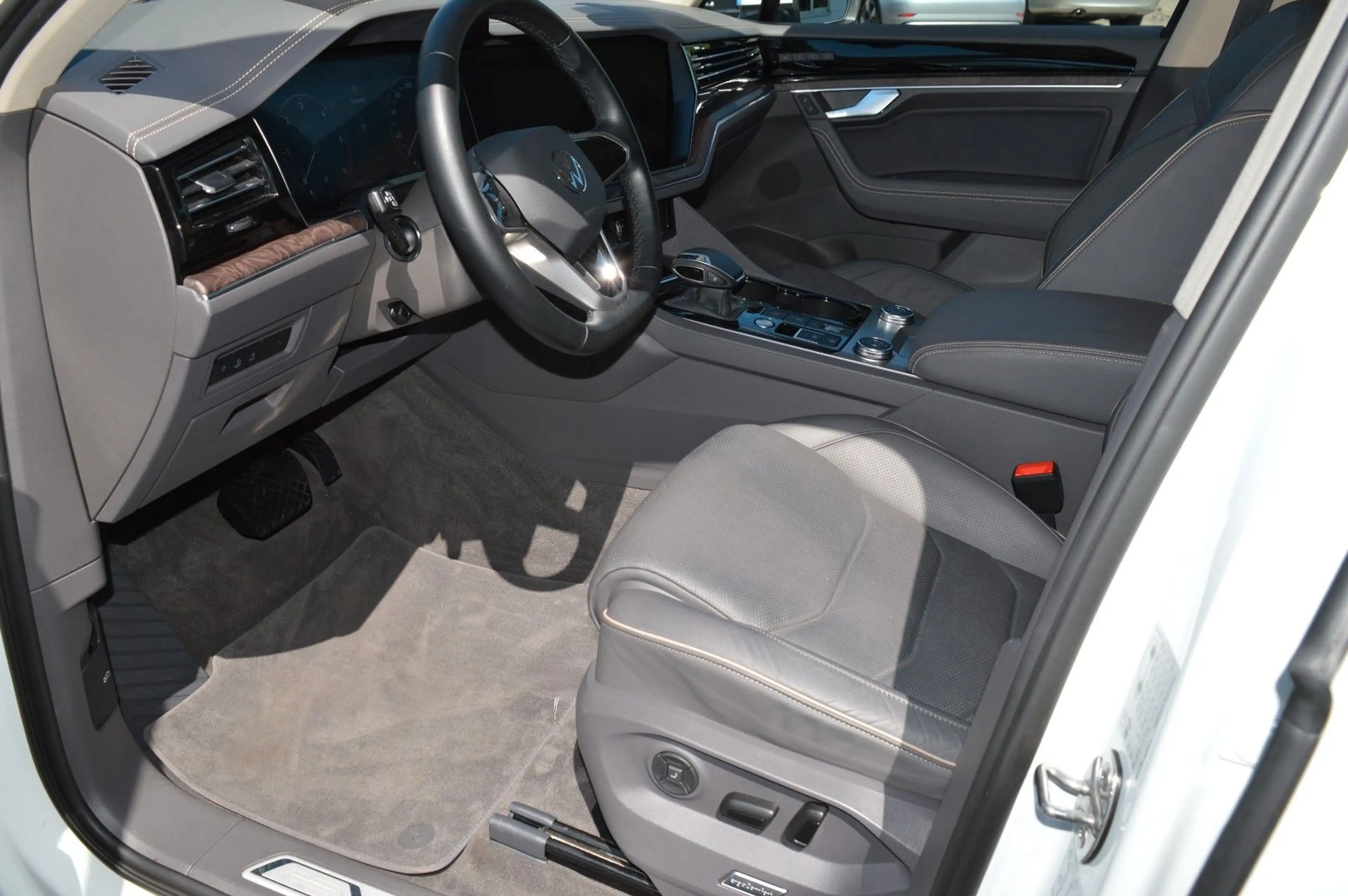 Volkswagen Touareg Atmosphere 4Motion UPE 101T€ Massage — photo 6