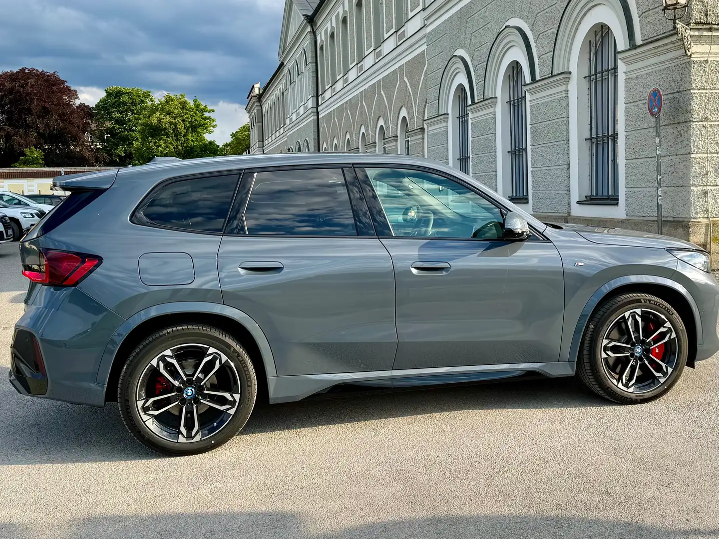 BMW iX1 iX1 xDrive30 M Sportpaket Grau - 2