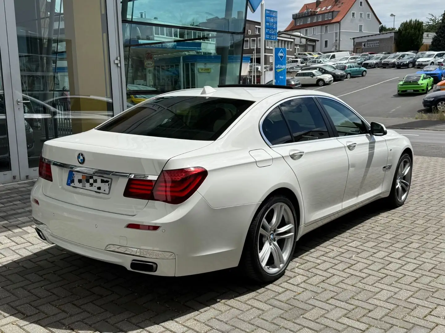 BMW 750 i xDrive M Paket Kamera Harman-Kardon Individ White - 2