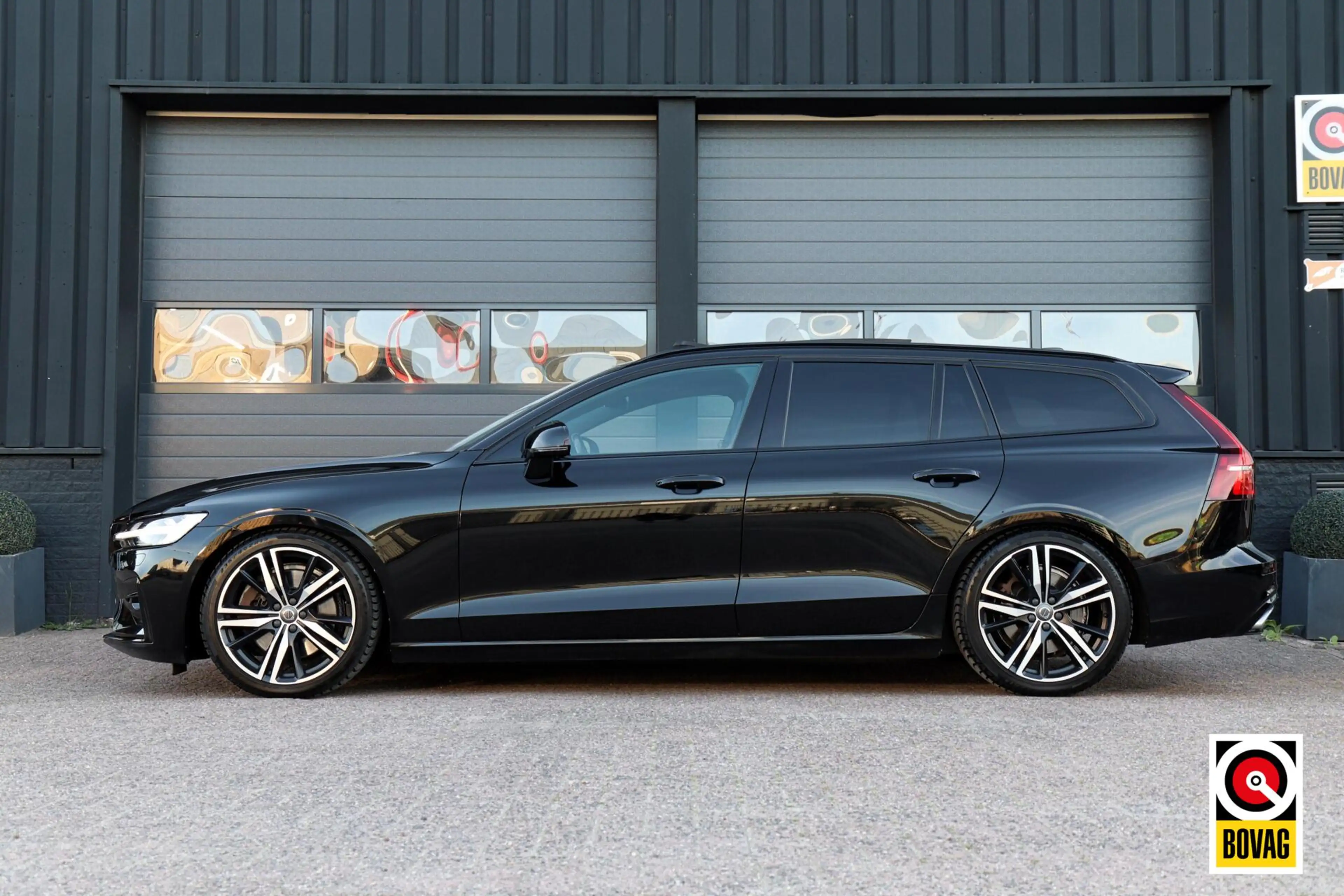 Volvo V60 2.0 T5 R-Design |LED|PANO|HARMAN-KARDON|CAMERA|MEM — photo 2