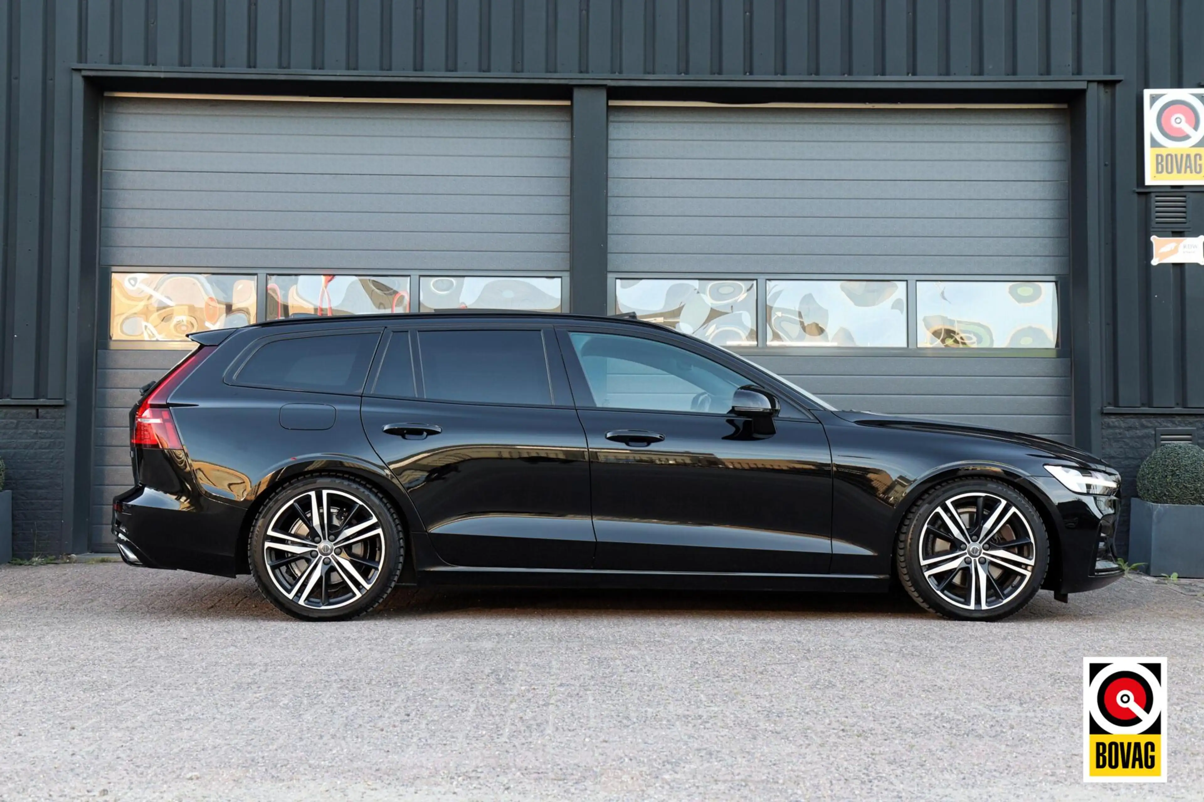 Volvo V60 2.0 T5 R-Design |LED|PANO|HARMAN-KARDON|CAMERA|MEM — photo 4