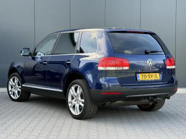 Volkswagen Touareg view 3