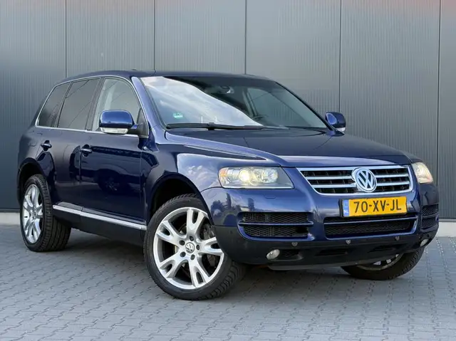 Volkswagen Touareg view 2