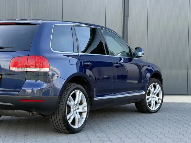 Volkswagen Touareg view 5
