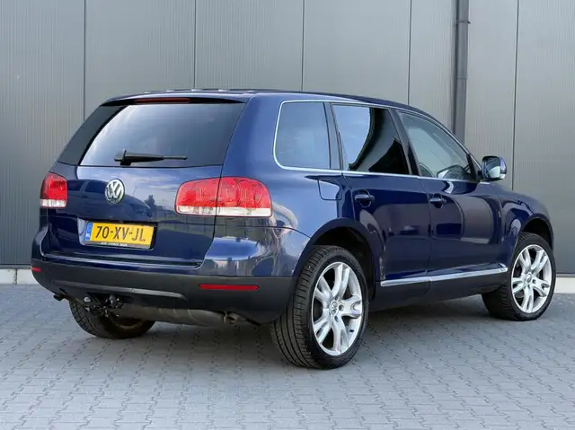 Volkswagen Touareg view 4