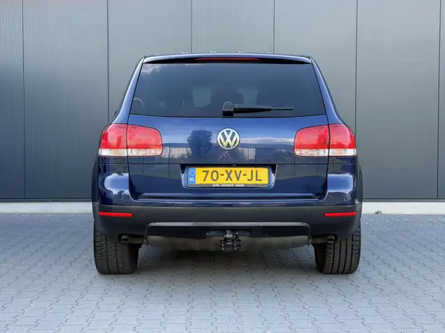 Volkswagen Touareg view 8