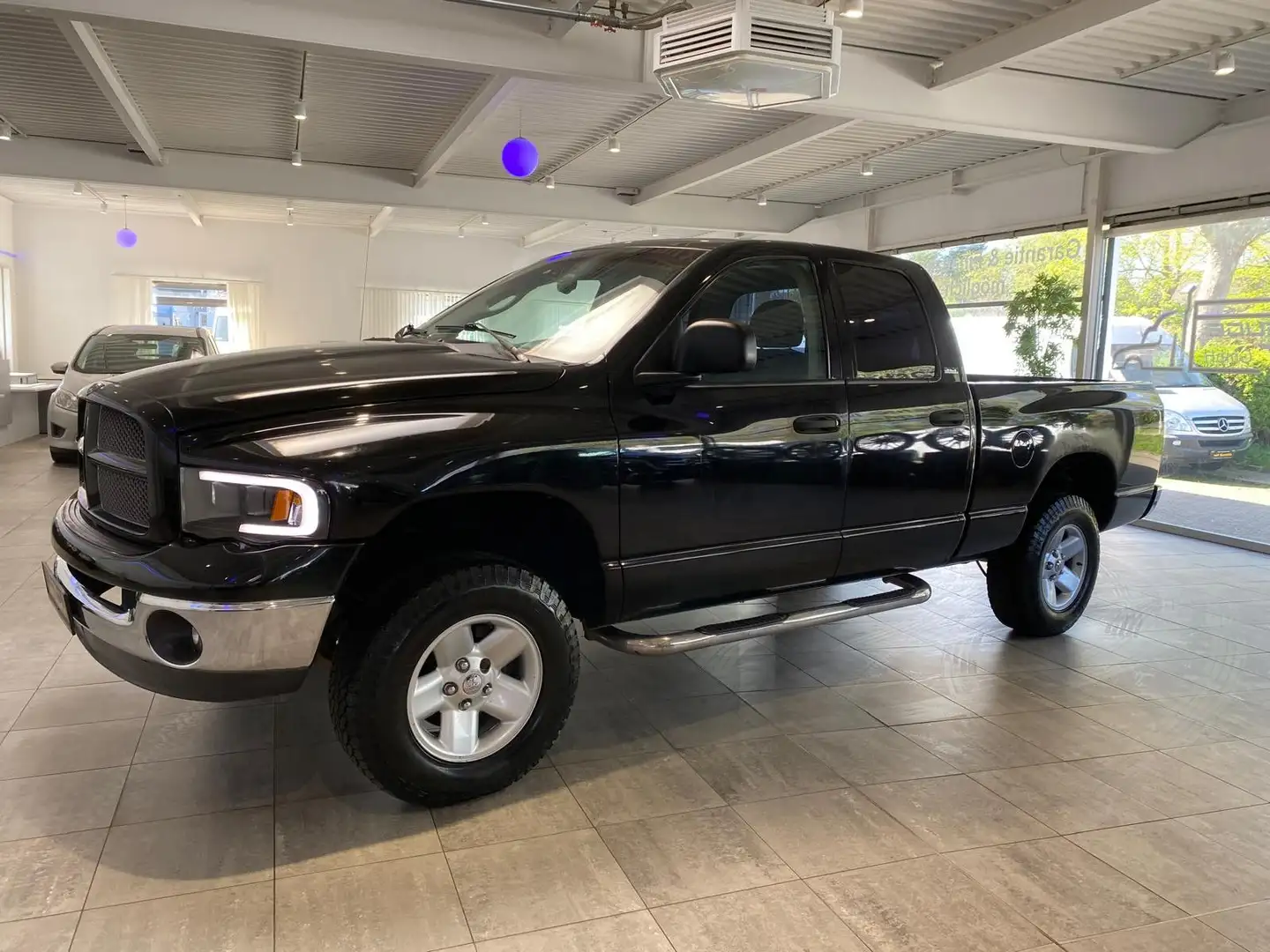Dodge RAM 1500 SLT 4,7 L V8 4x4 Czarny - 2
