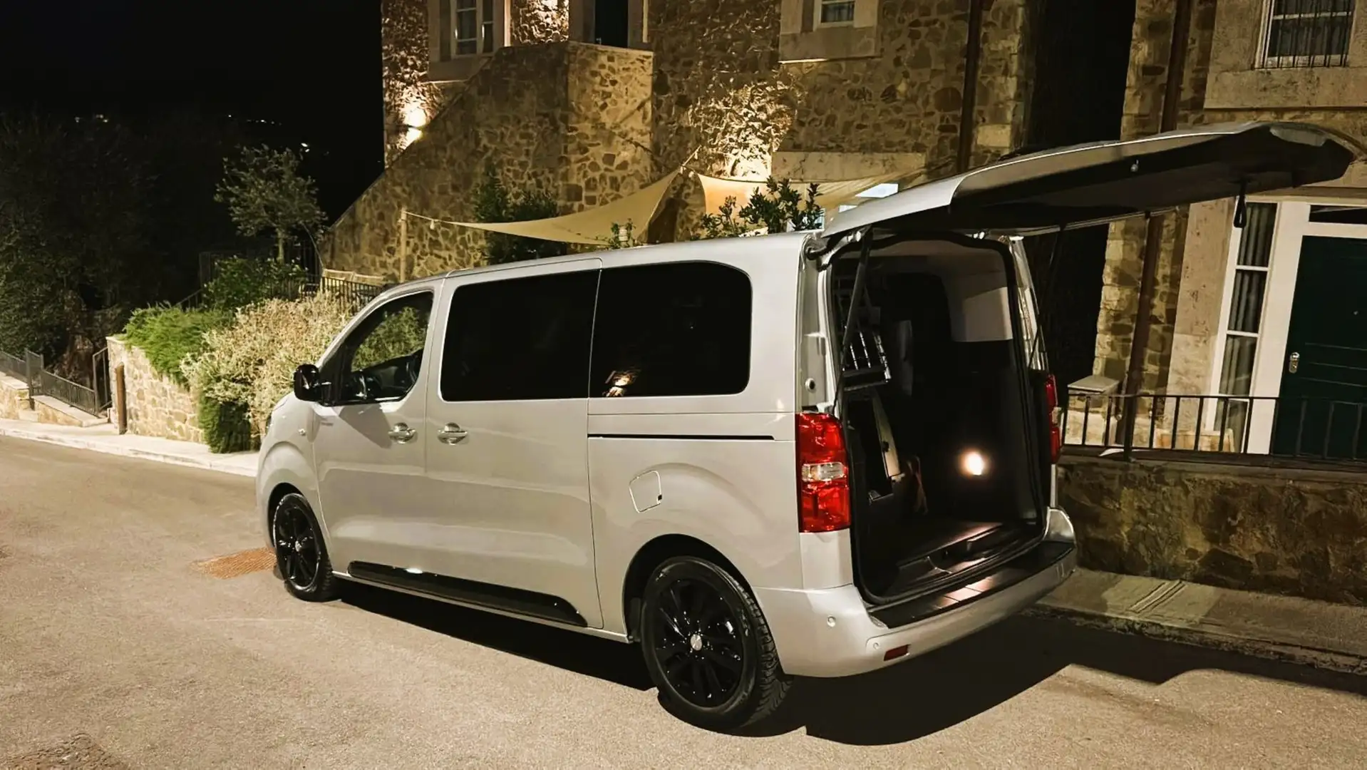 Peugeot Traveller 5 porte - 8 posti Grigio - 1