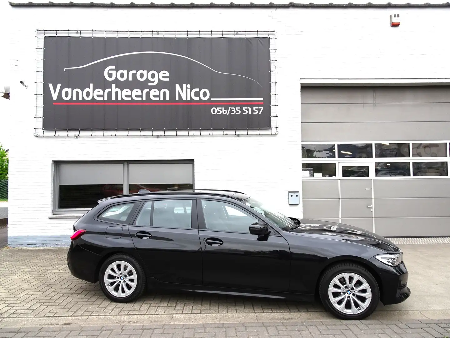 BMW 318 iA PANODAK,CARPLAY,EL.KOFFER,LEDER,CRUISE,PDC V+A Noir - 1