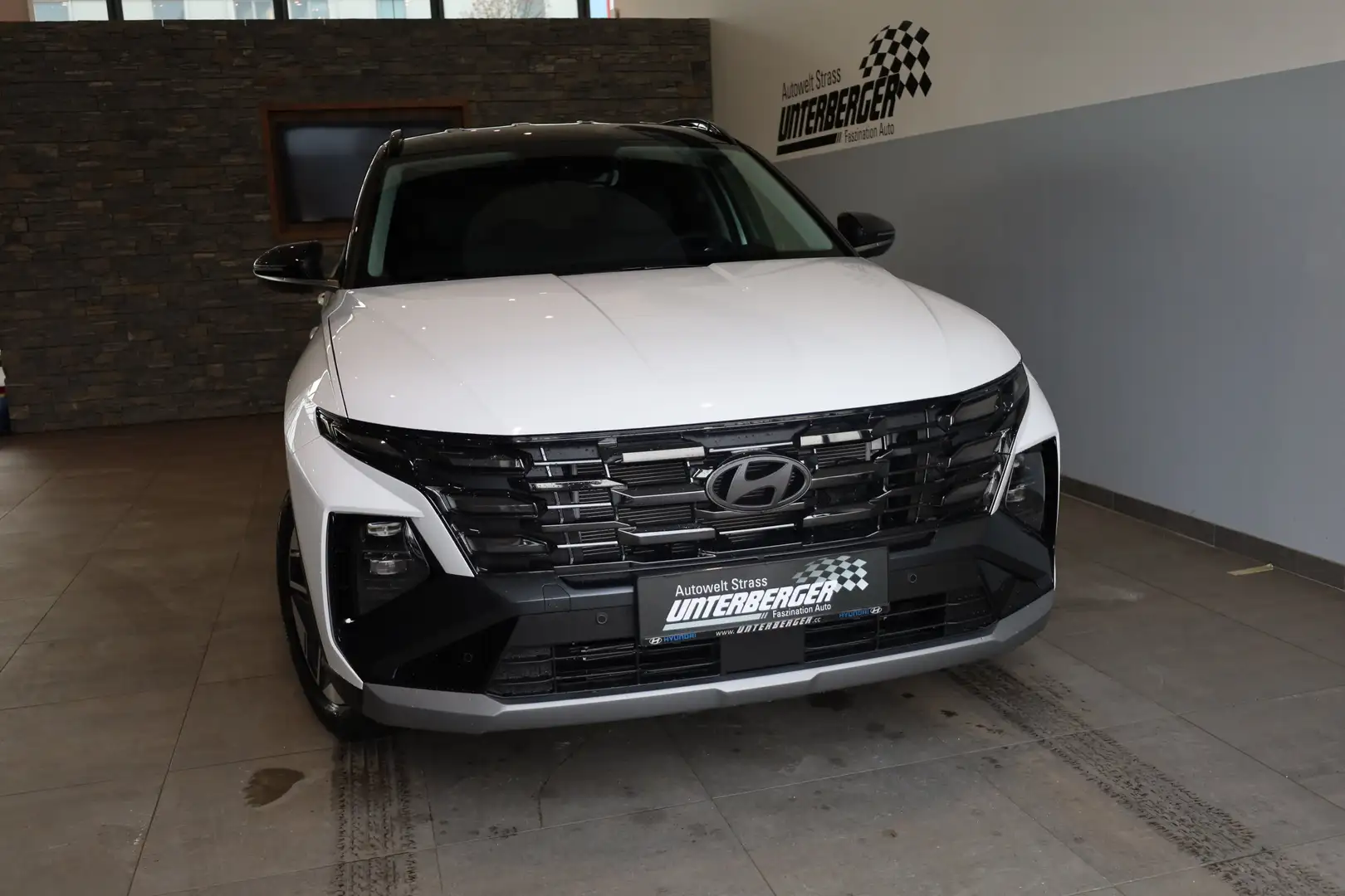 Hyundai TUCSON NX4 GO Plus 1,6 T-GDi PHEV 4WD AT Schwarz - 2