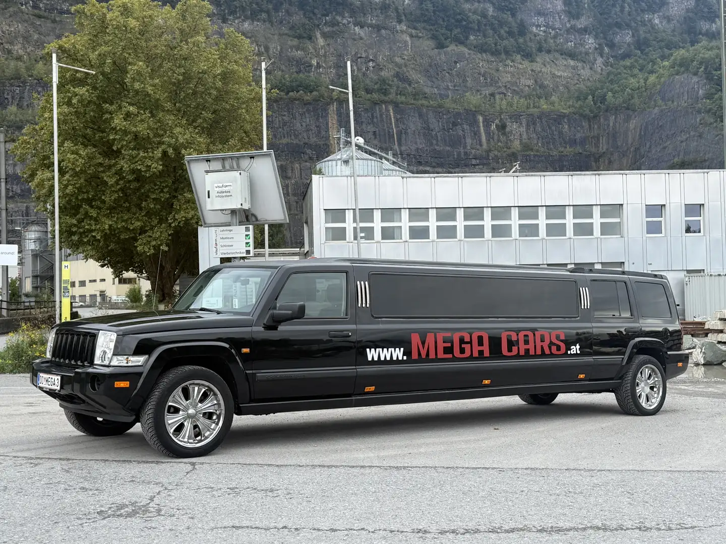 Chrysler Sonstige Jeep Commander 4,7 V8 Stretchlimousine Schwarz - 2