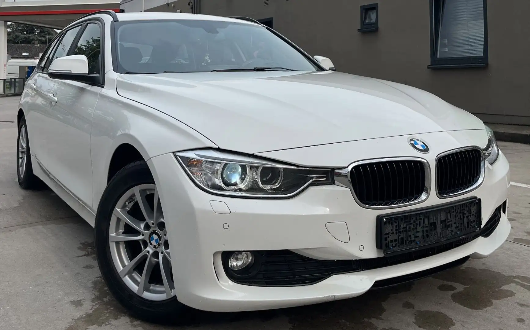 BMW 318 d Touring 2.HAND XENON PDC NAVI GROßE Display bijela - 1