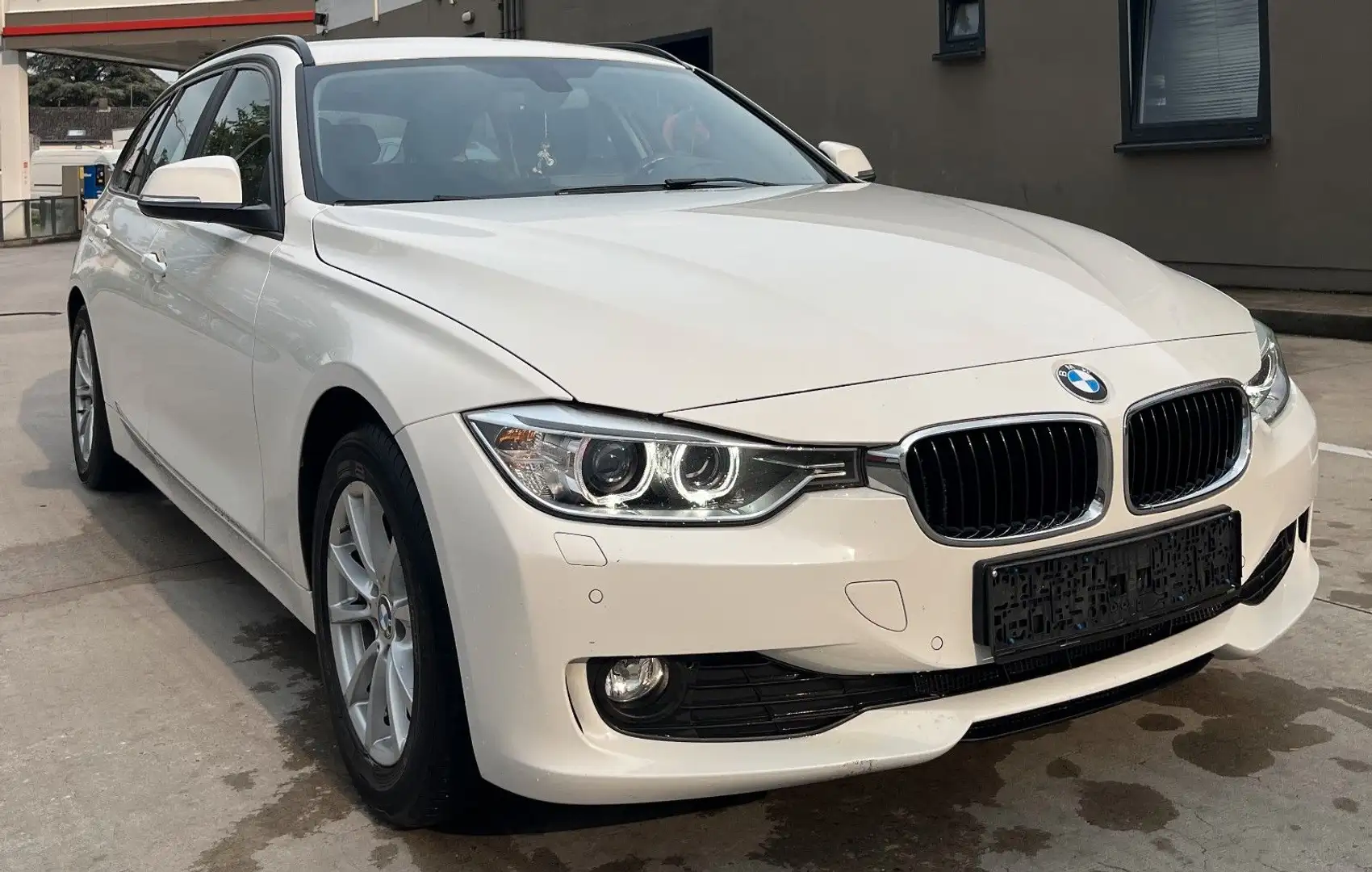 BMW 318 d Touring 2.HAND XENON PDC NAVI GROßE Display bijela - 2