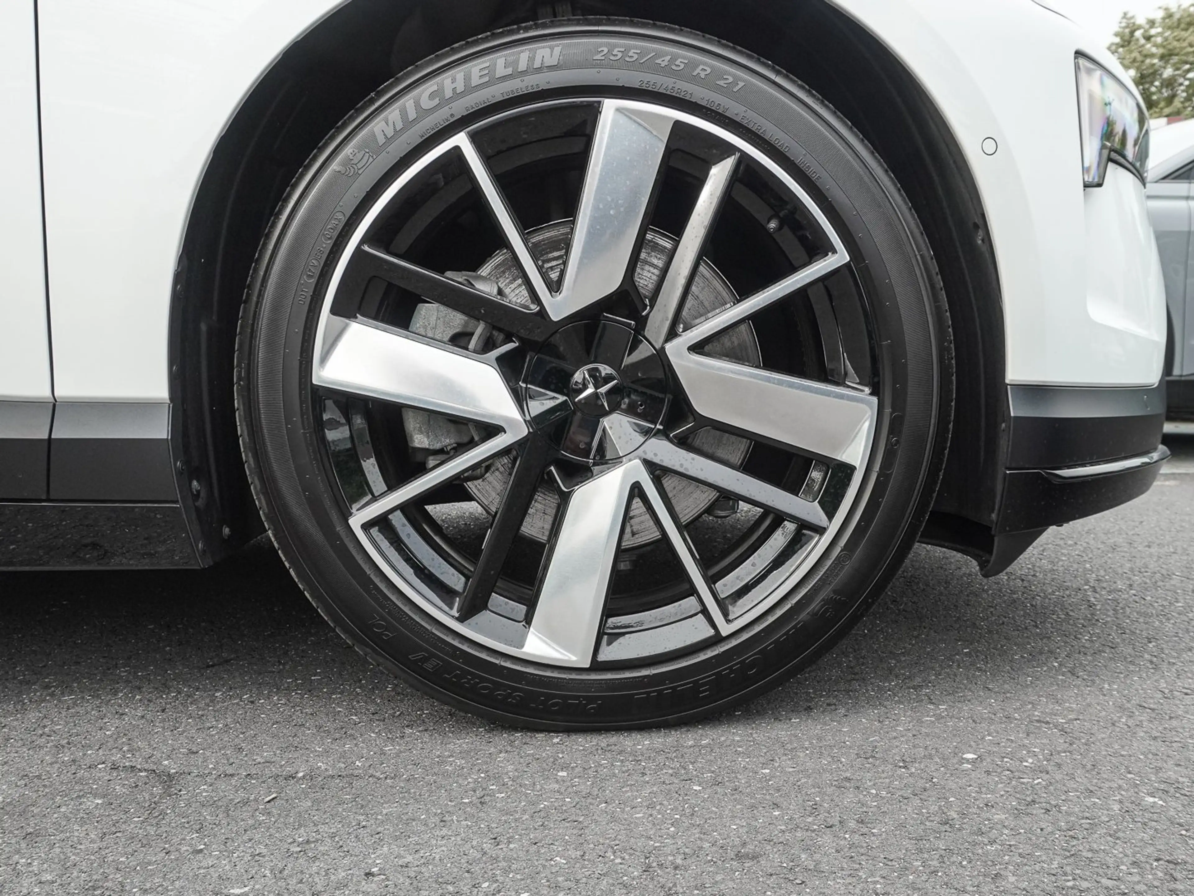 Polestar 4 100 kWh Long Range Dual — photo 6