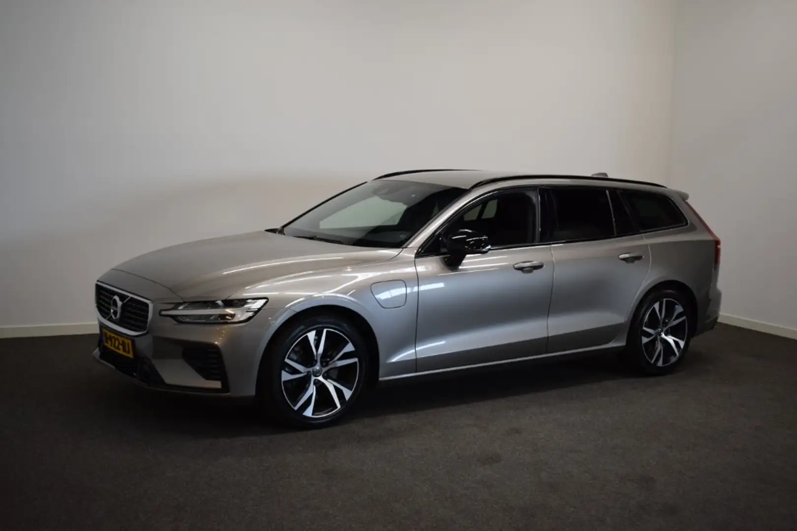 Volvo V60 2.0 T6 340pk AUT8 Twin Engine AWD R-Design Harman Grey - 2