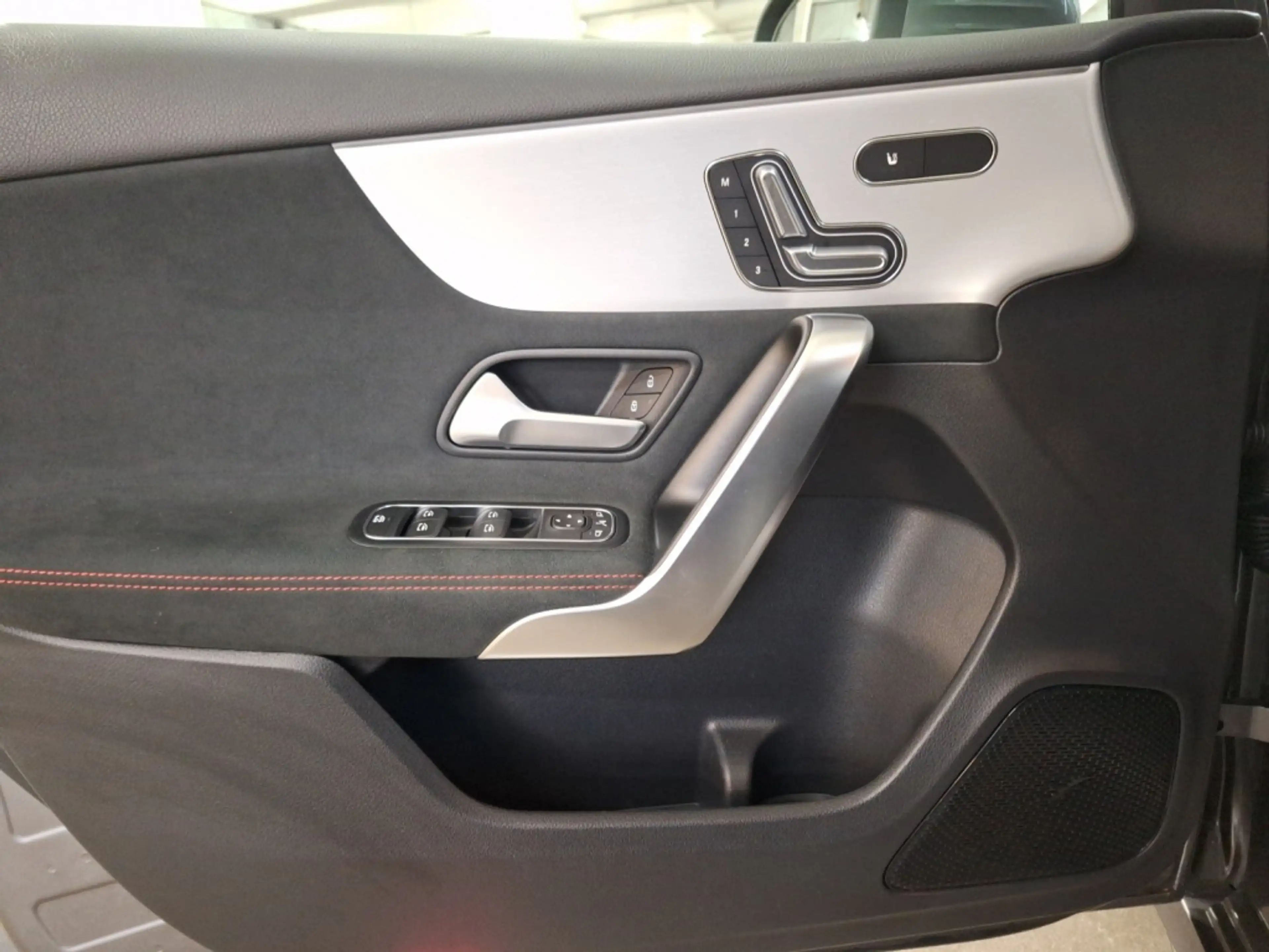 Mercedes-Benz A 35 AMG AMG A 35 4M Pano Multibeam LED 360° Automatik Navi — photo 11