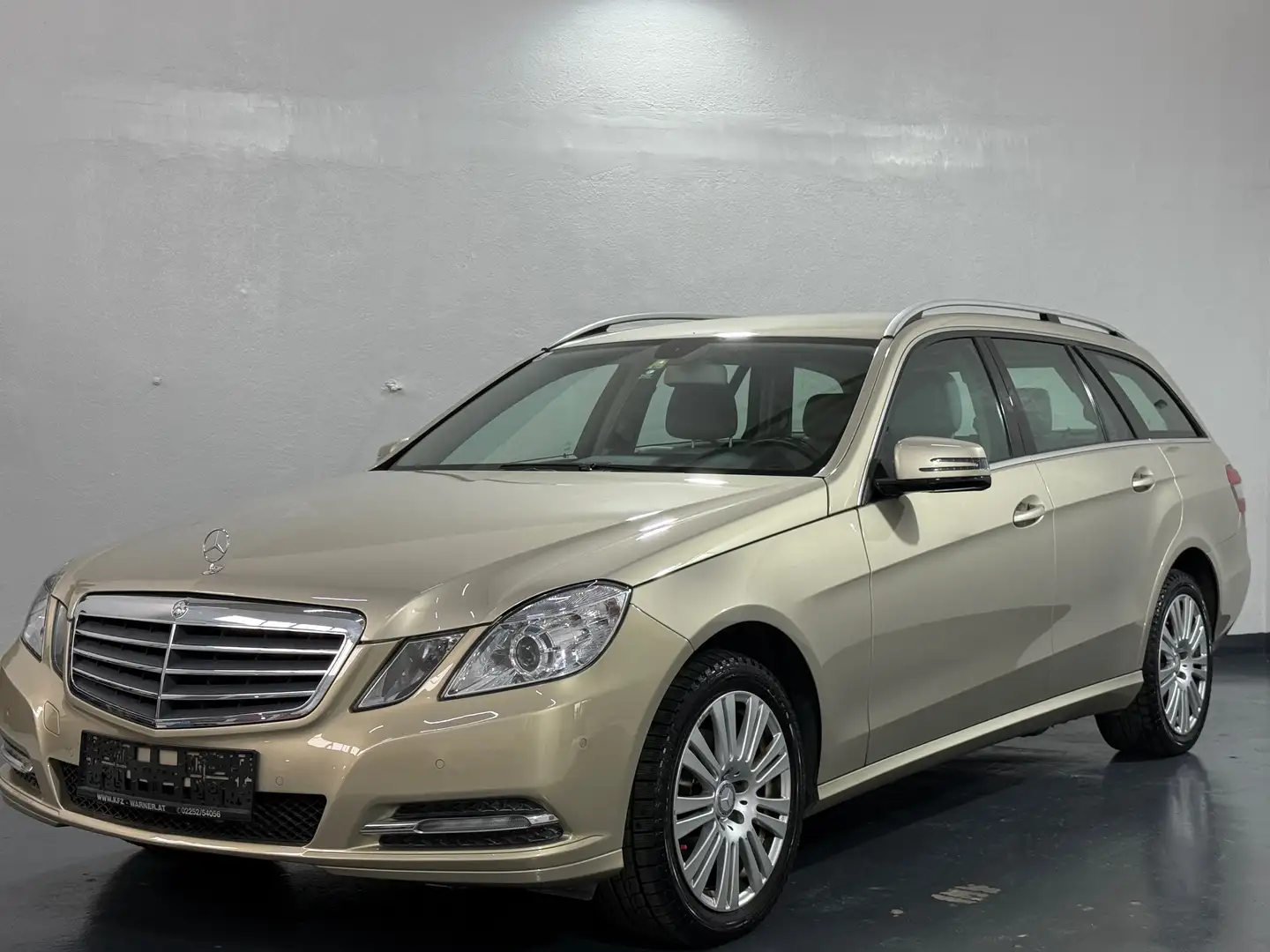 Mercedes-Benz E 200 E 200 CGI BlueEfficiency (212.248) *FINANZIERUNG* Beige - 1