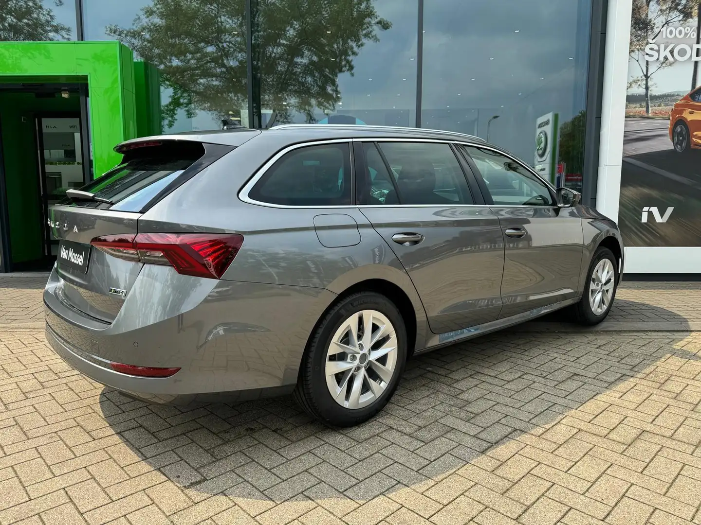 Skoda Octavia Combi 1.0 e-TSI Business Edition Plus | Automaat | Grijs - 2