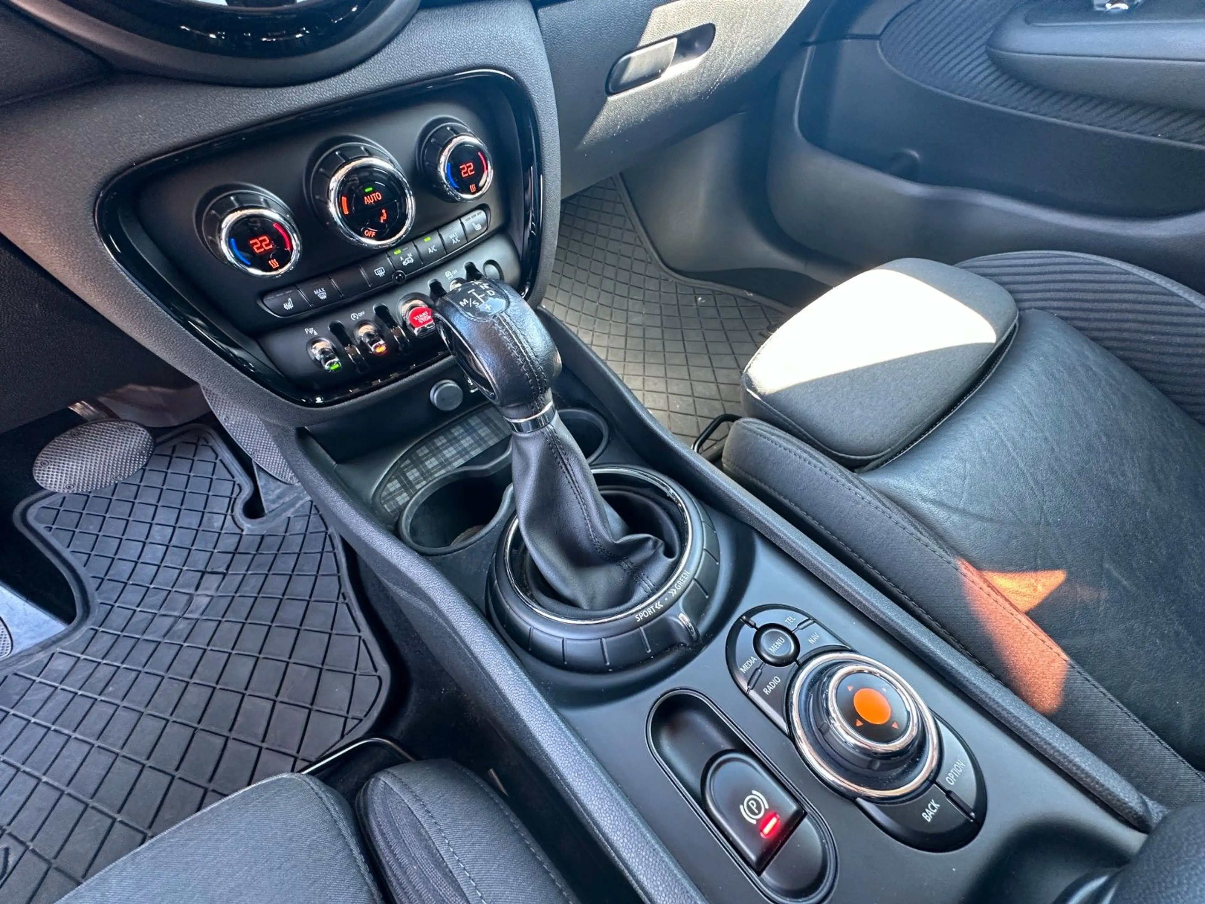 MINI Cooper Clubman Autom.*LED*NAVI*PDC*SHZ*TEMPOMAT* — photo 11