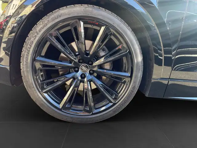 Audi Q8 view 7