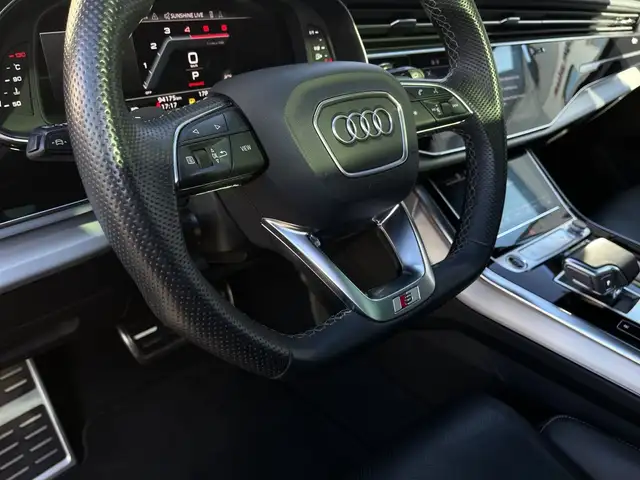 Audi Q8 view 9