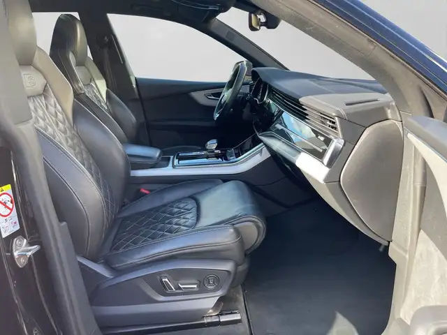 Audi Q8 view 4