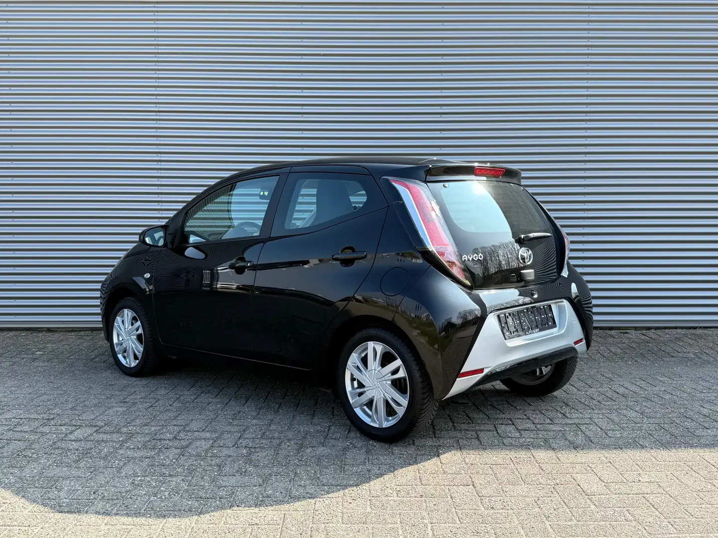 Toyota Aygo 1.0 VVT-i x-play | 5 Deurs | Airco | Alu velgen | Noir - 2