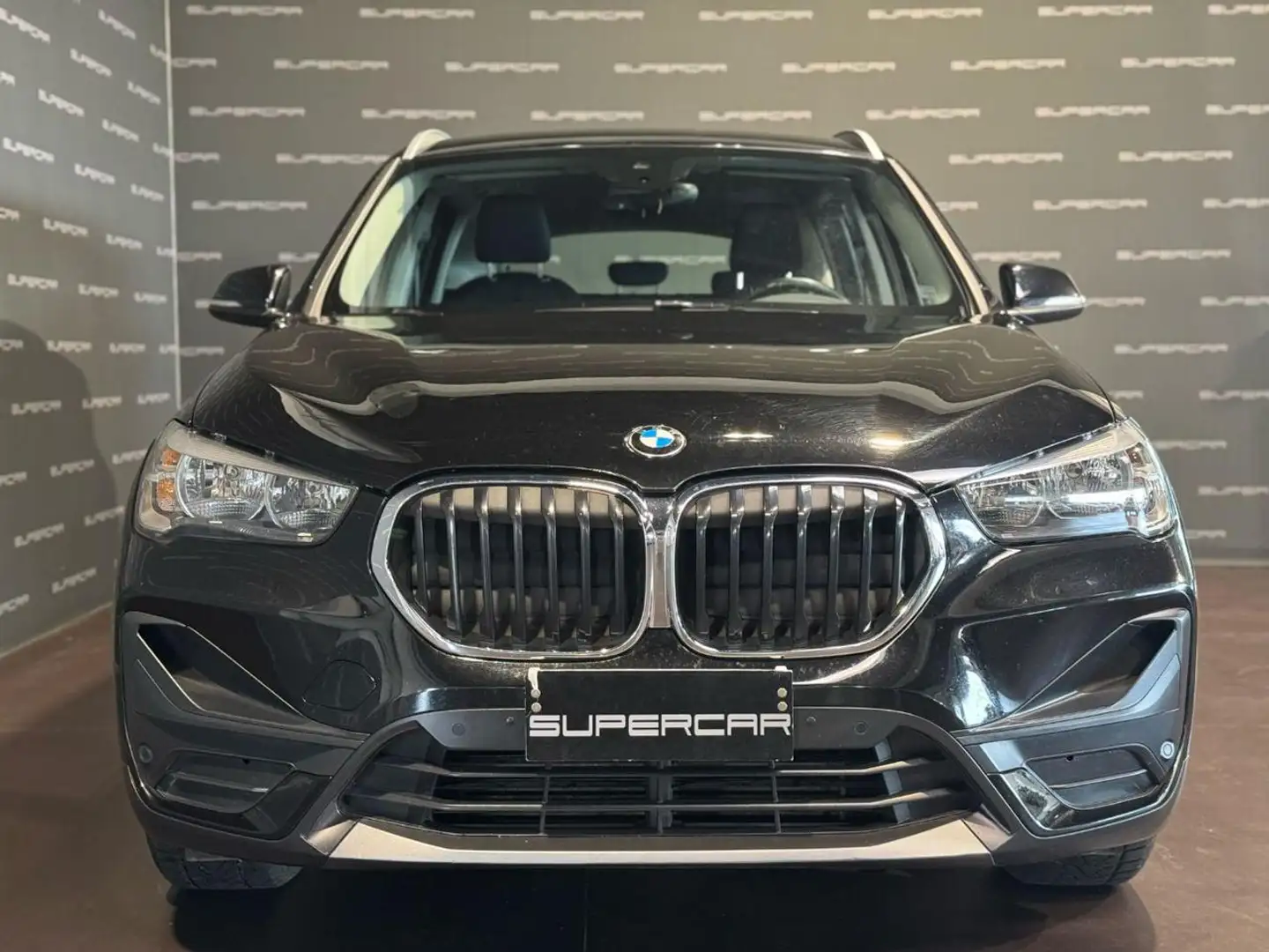 BMW X1 sDrive18d Business Advantage Zwart - 2