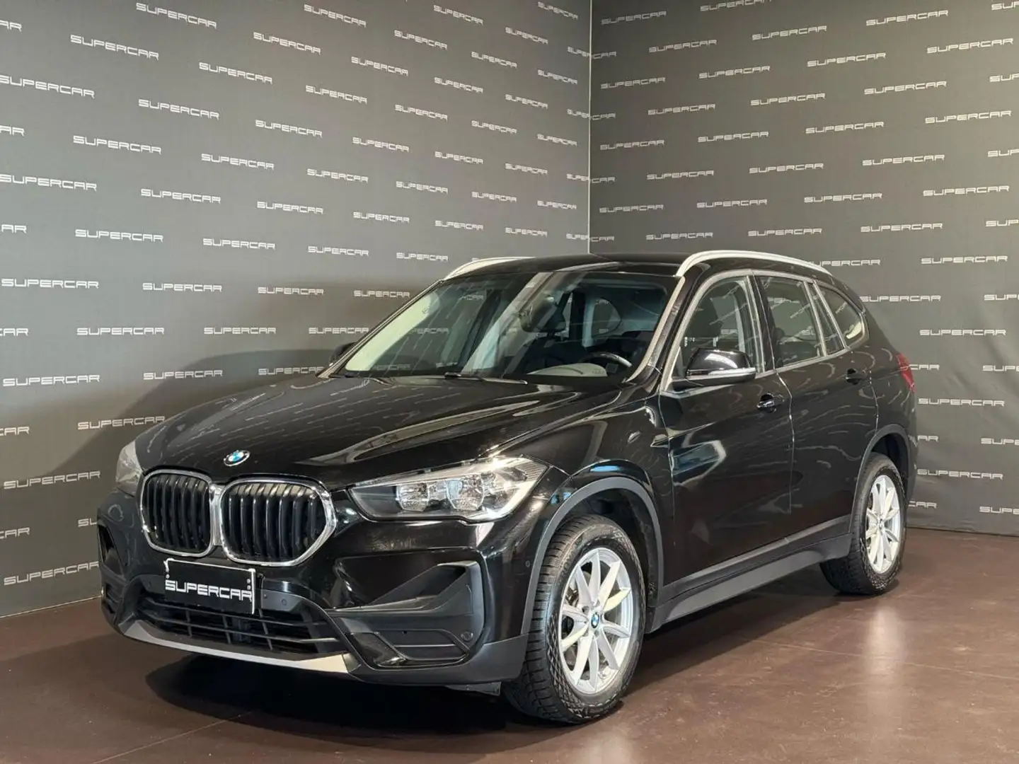 BMW X1 sDrive18d Business Advantage Zwart - 1