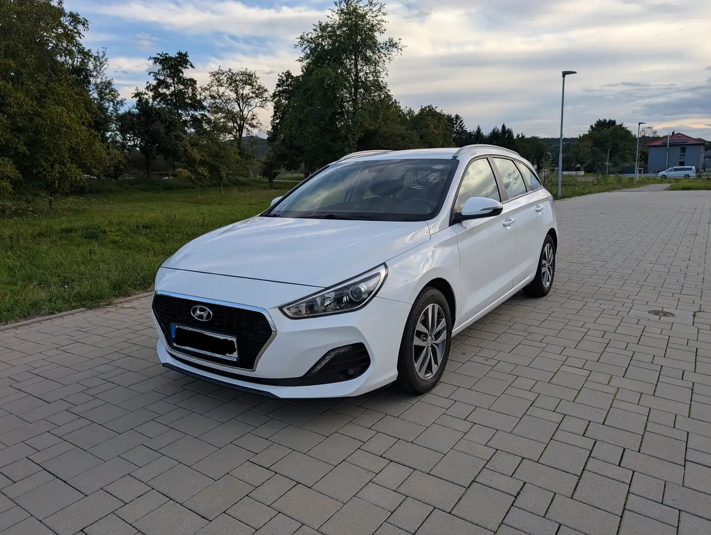 Hyundai i30 i30 Kombi Kombi 1.0 T-GDI Trend Weiß - 1