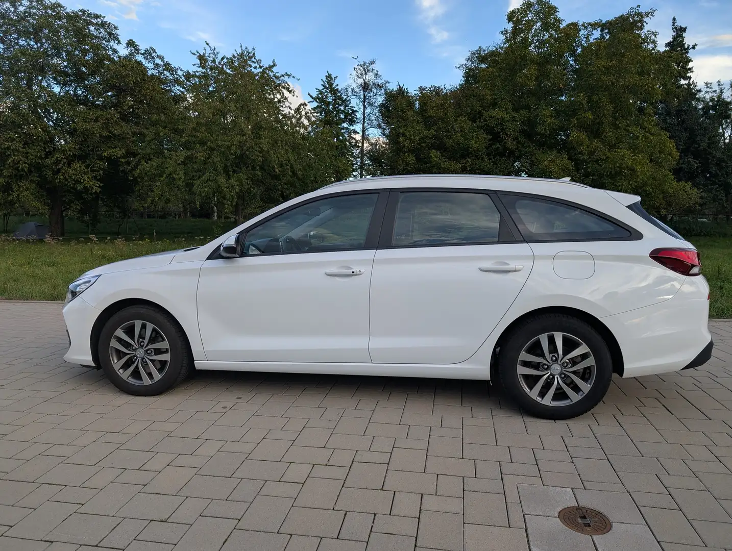Hyundai i30 i30 Kombi Kombi 1.0 T-GDI Trend Weiß - 2