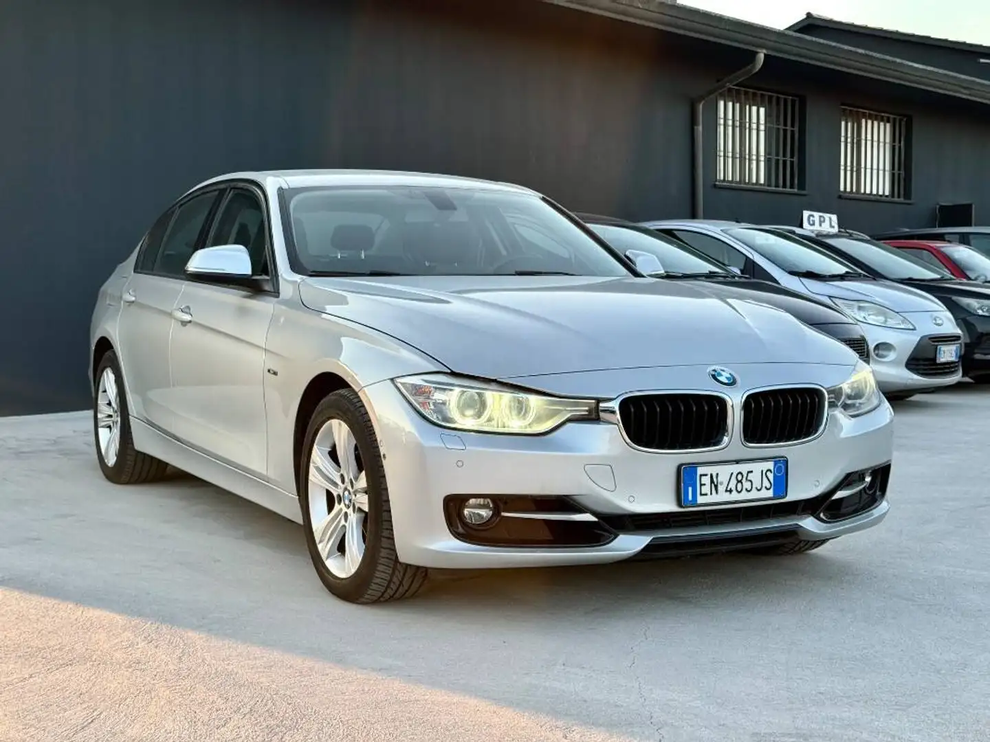 BMW 318 318d Sport - 2