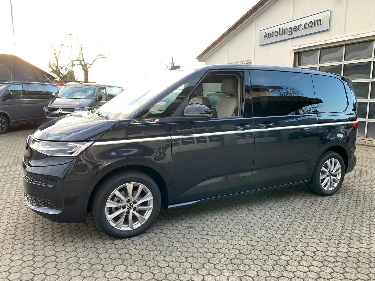 Volkswagen T7 Multivan Style kurz KÜ AHK IQ-Light Pano ArtVelour Kék - 1