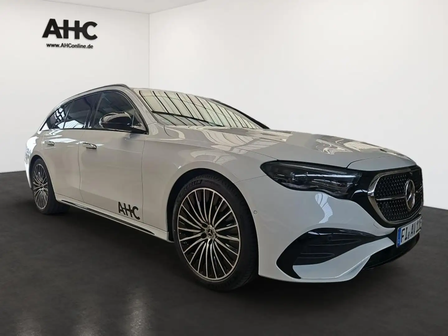 Mercedes-Benz E 300 e T +AMG+AHK+NIGHT+WINTER+KOMFORT+BURM+20"+ Bílá - 2