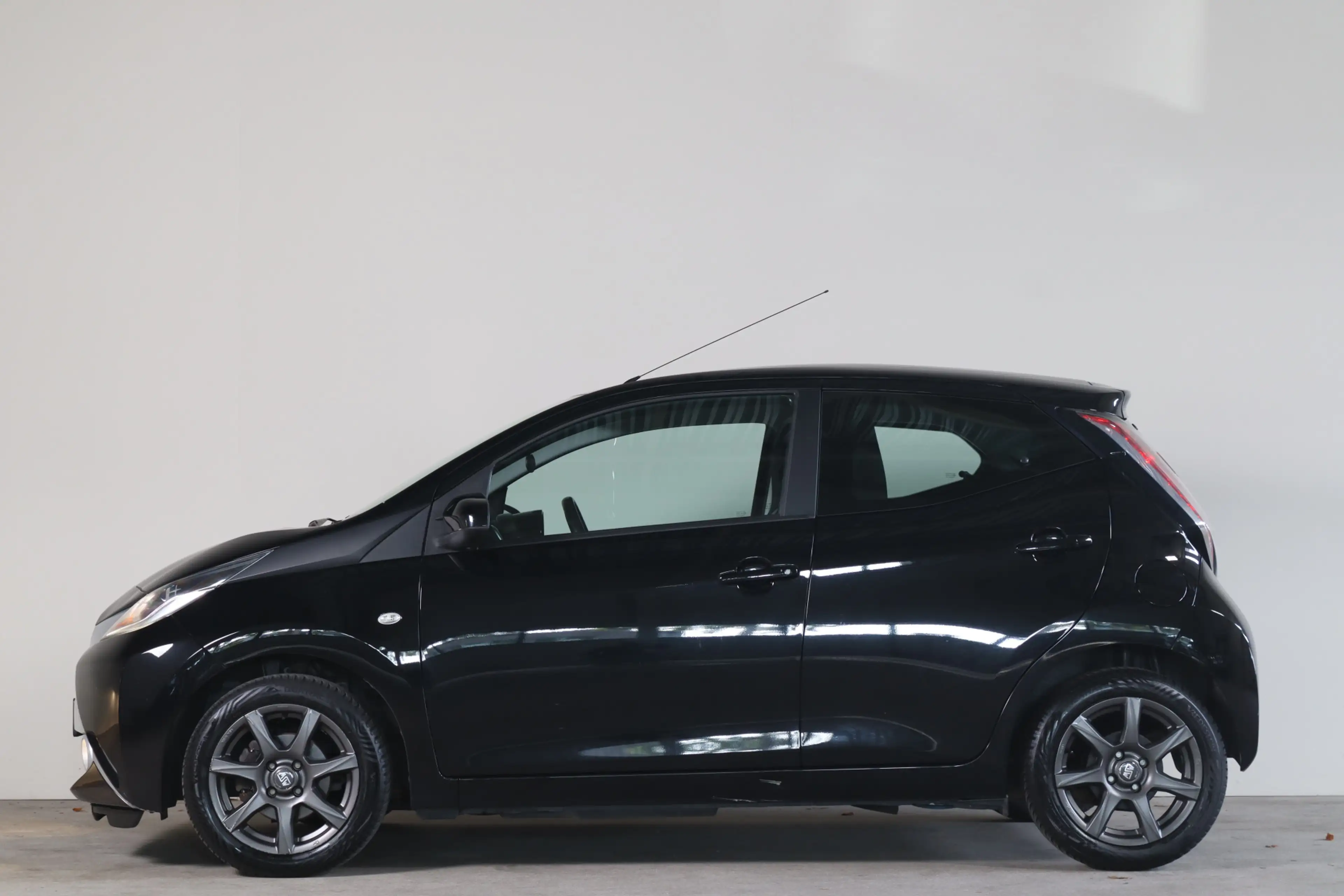 Toyota Aygo 1.0 VVT-i x-play - NL Auto!! Camera I Cruise I Air — photo 11
