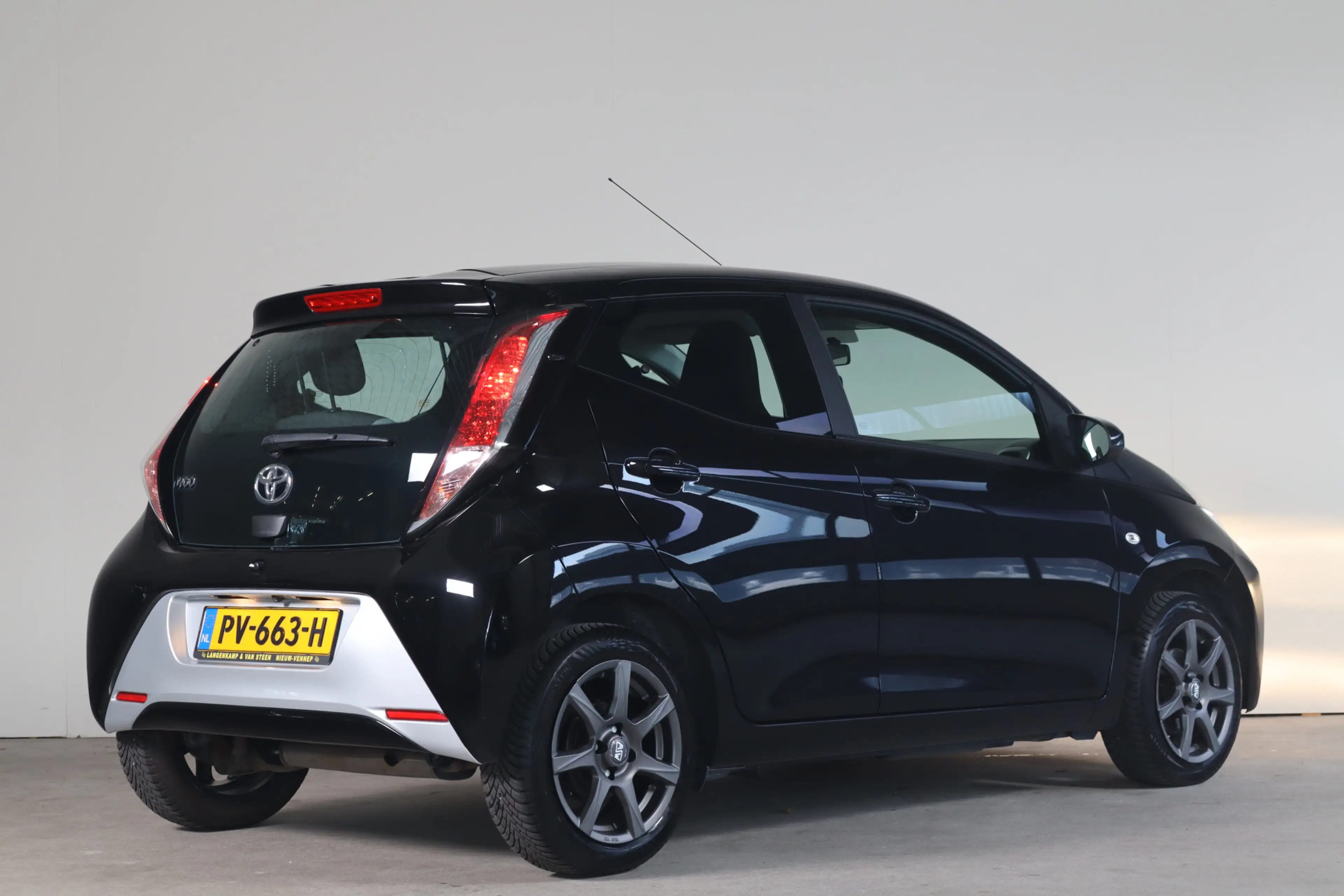 Toyota Aygo 1.0 VVT-i x-play - NL Auto!! Camera I Cruise I Air — photo 2