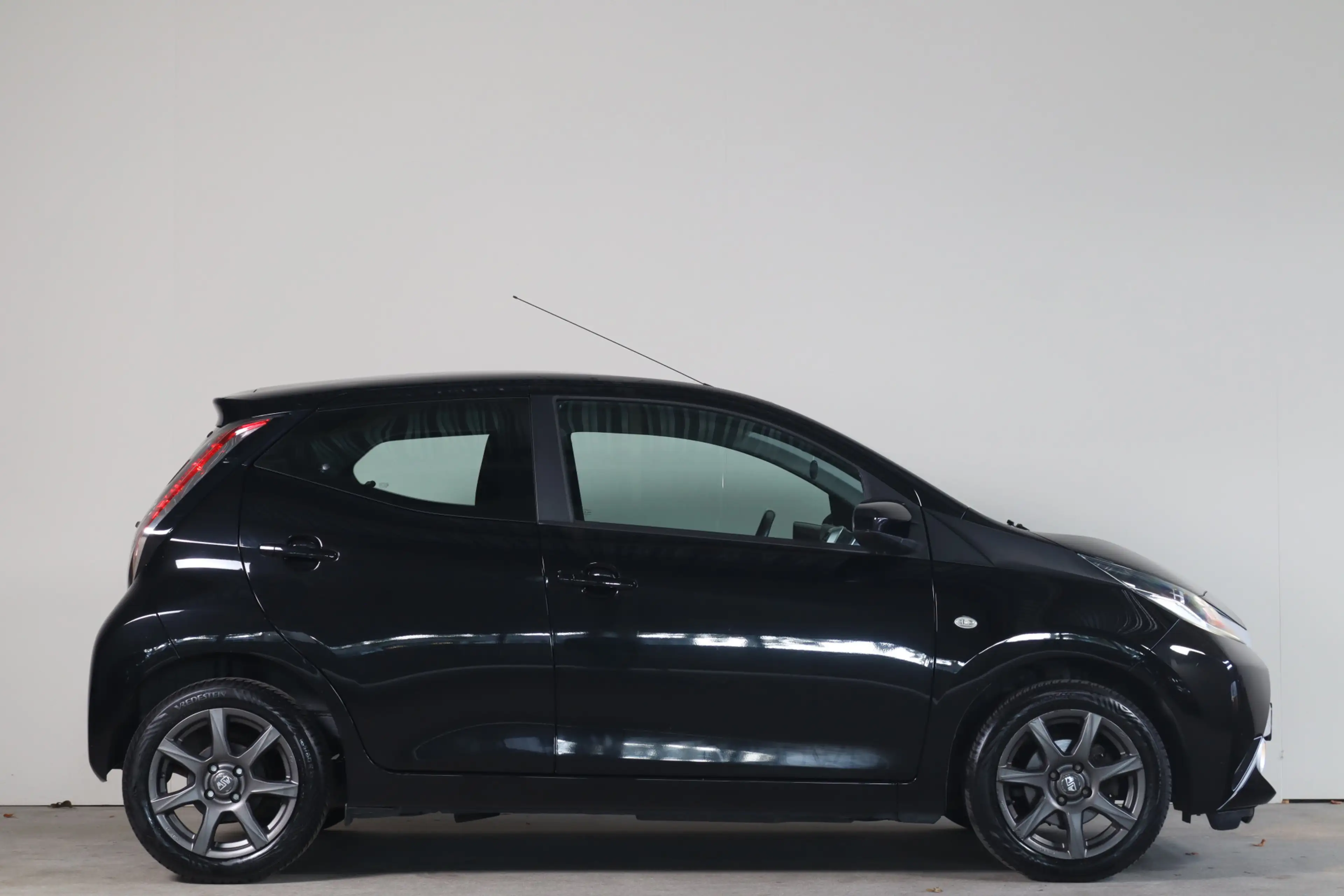 Toyota Aygo 1.0 VVT-i x-play - NL Auto!! Camera I Cruise I Air — photo 10