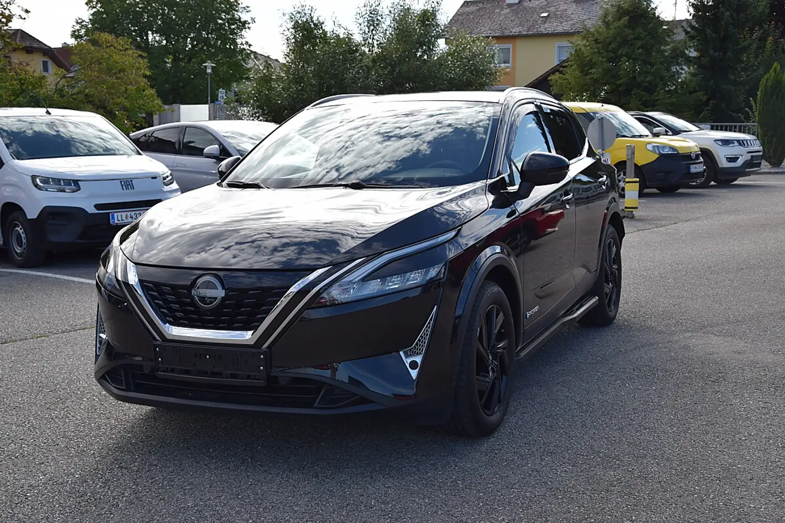 Nissan Qashqai 1,5 VC-T e-Power N-Connecta **8-fach bereift** Schwarz - 1