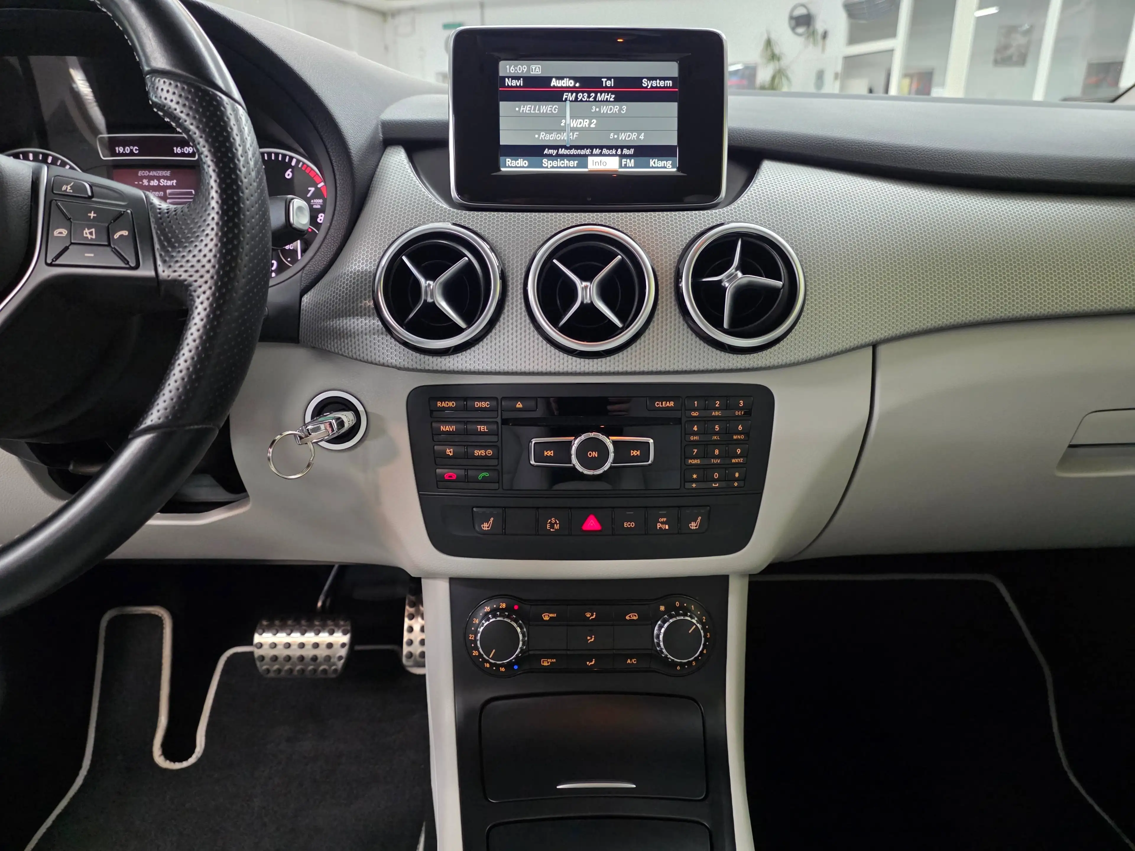 Mercedes-Benz B 200 BlueEFF. 7G-DCT,Sportpaket,Anhängevorr.,aktiver Park-Assist,Allwetterr.,Garantie ! — photo 8
