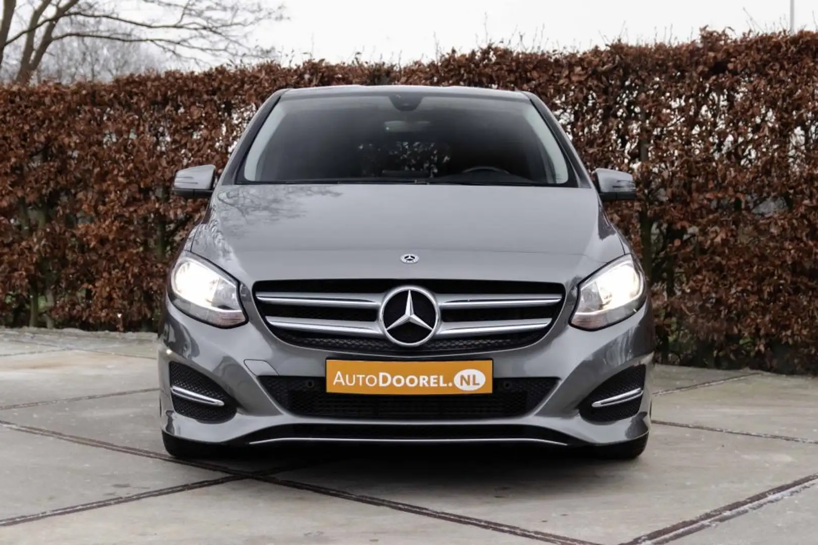 Mercedes-Benz B 180 Automaat Navigatie Grijs - 2