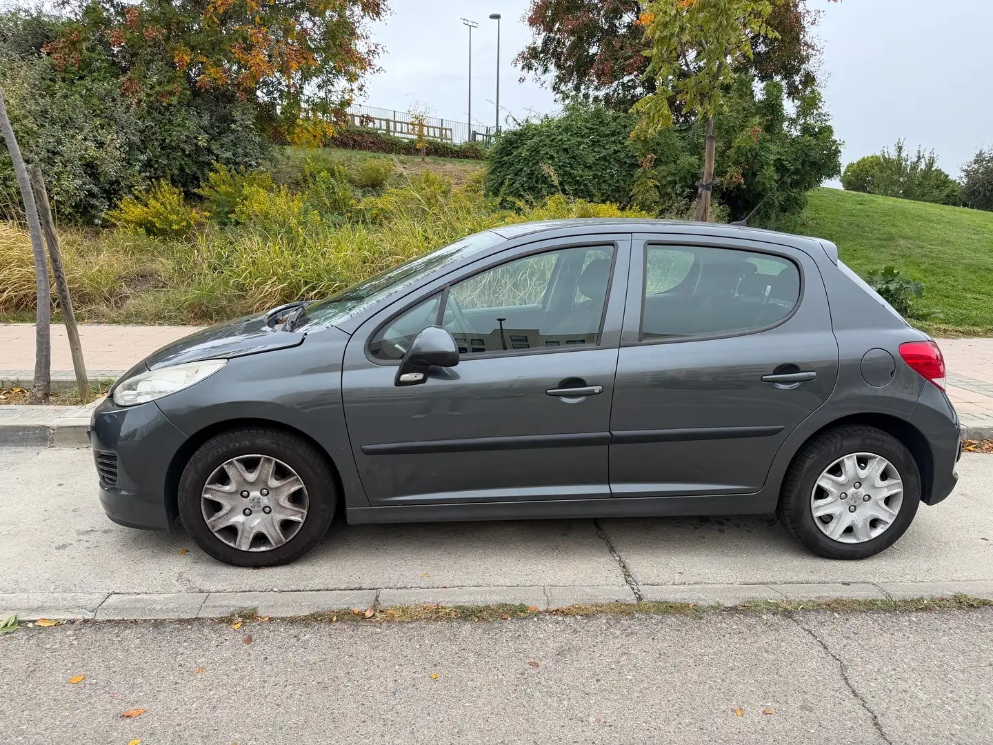 Peugeot 207 207 1.4i Confort 75 Confort Gris - 2