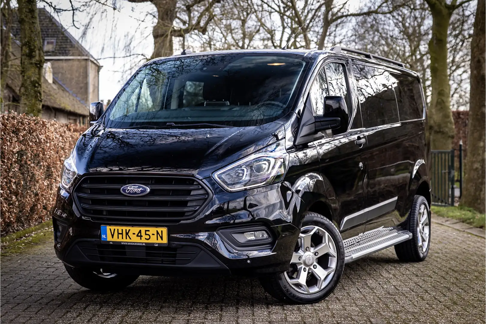 Ford Transit Custom 320 2.0 TDCI L2H1 Trend DC Dubbele Cabine Navigati Zwart - 1