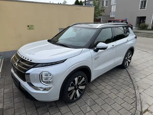 Mitsubishi Outlander LUXURY  2.4 PHEV 100 kW S-AWC Top