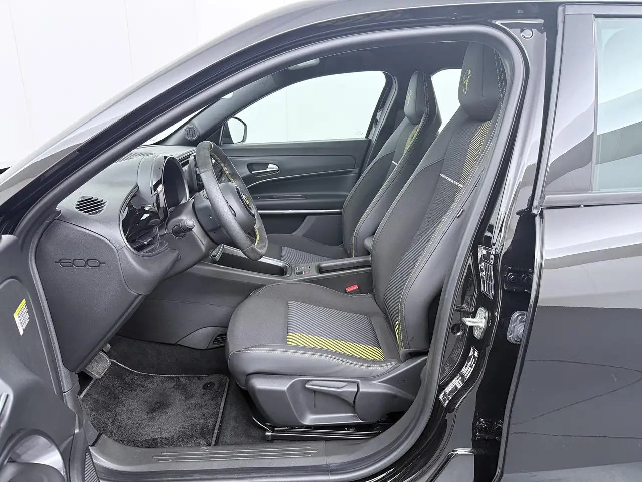 Abarth 600e 2025 — фото 13