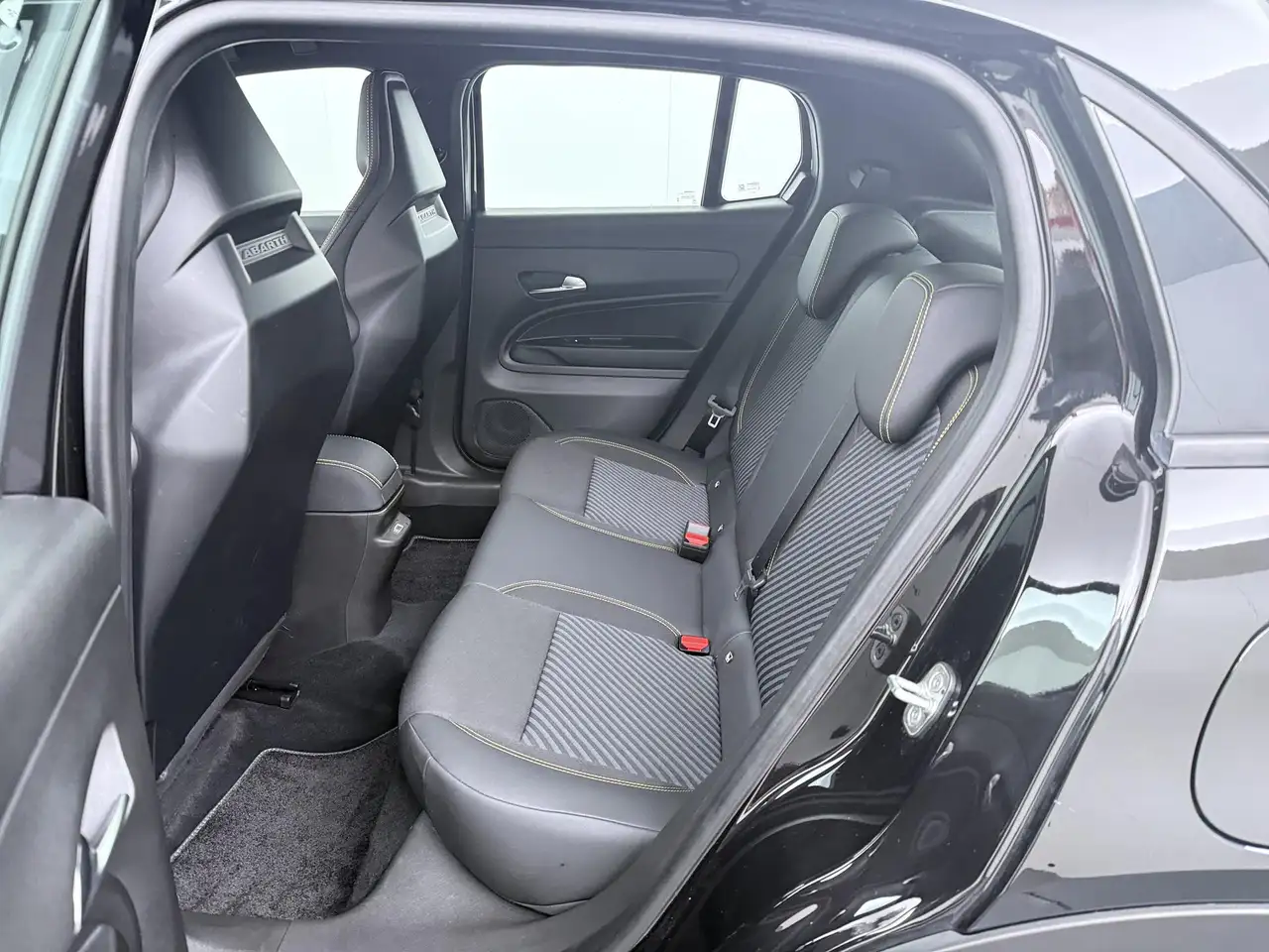 Abarth 600e 2025 — фото 14
