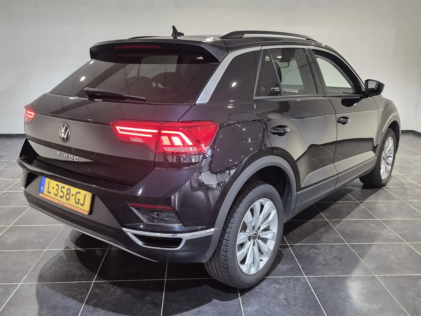 Volkswagen T-Roc 1.0 TSI Style | Navigate | Clima | Zwart - 2