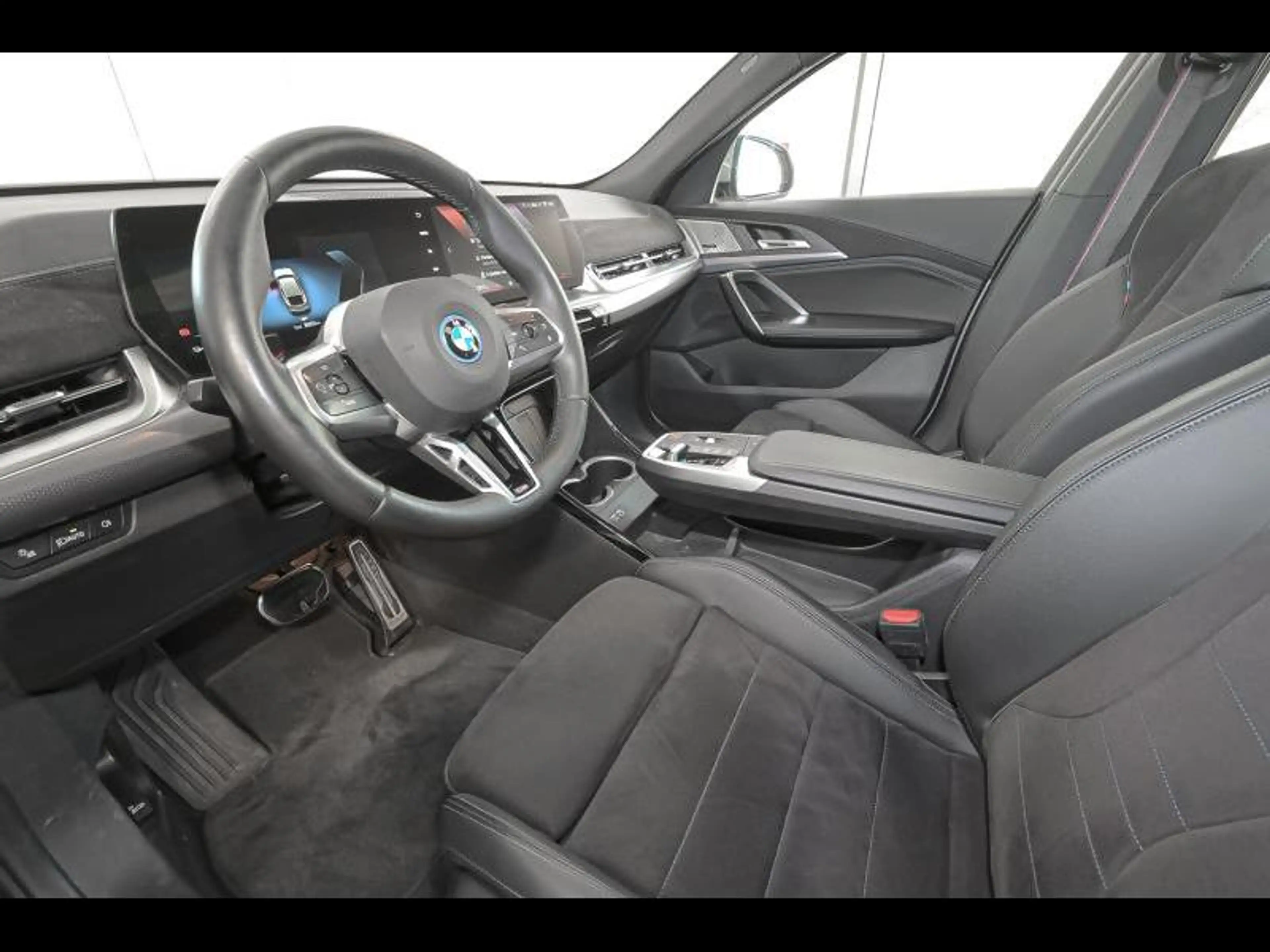 BMW iX2 xDrive30 - M Pack PRO — photo 6