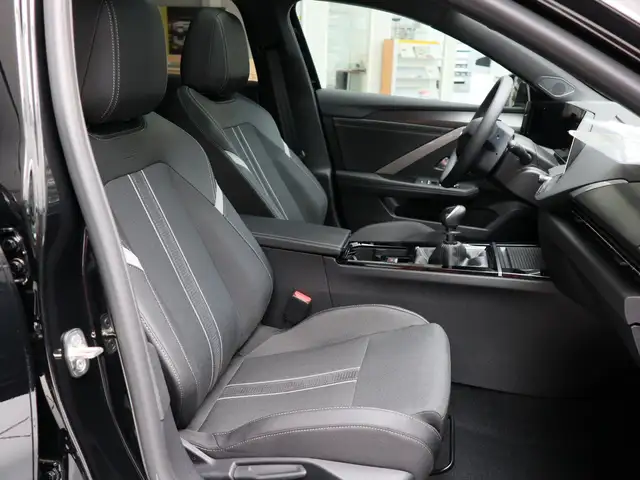 Opel Astra view 6