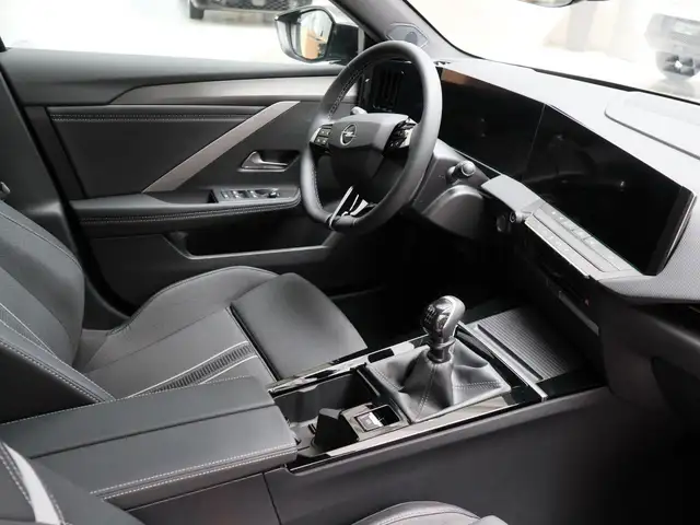 Opel Astra view 3