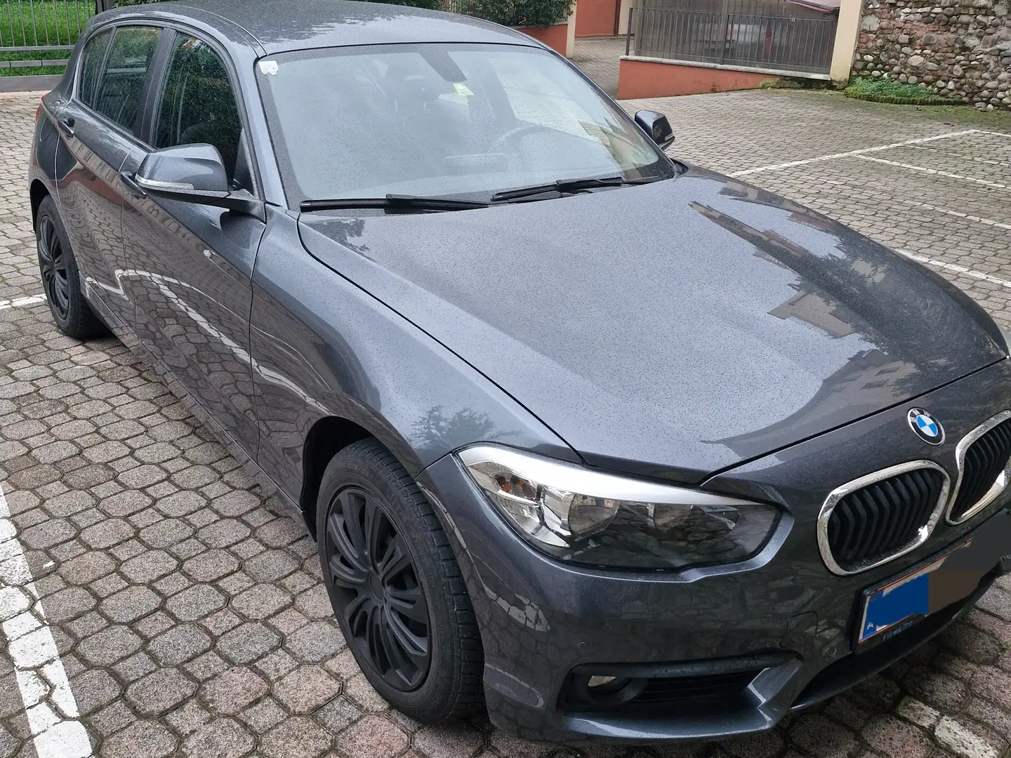 BMW 118 118d Aut. Grau - 1